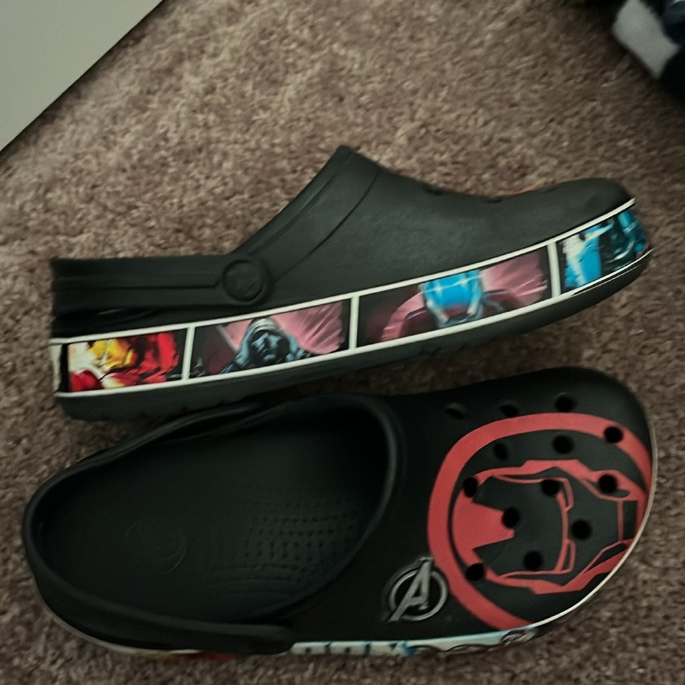 CROCS AVENGERS W7